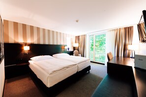 Deluxe Room | Hypo-allergenic bedding, free minibar, in-room safe, desk