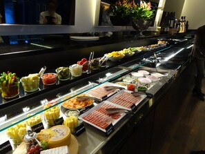 Free daily buffet breakfast