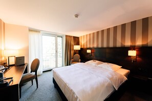 Deluxe Room | Hypo-allergenic bedding, free minibar, in-room safe, desk