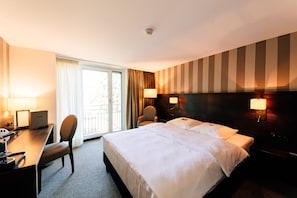 Deluxe Room | Hypo-allergenic bedding, free minibar, in-room safe, desk