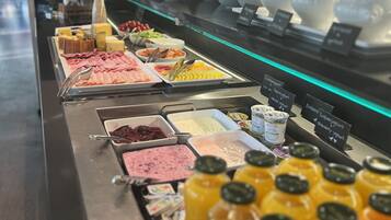 Een buffet met diverse soorten eten en drinken.