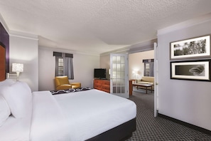 Colchones con pillow-top, escritorio y tabla de planchar con plancha