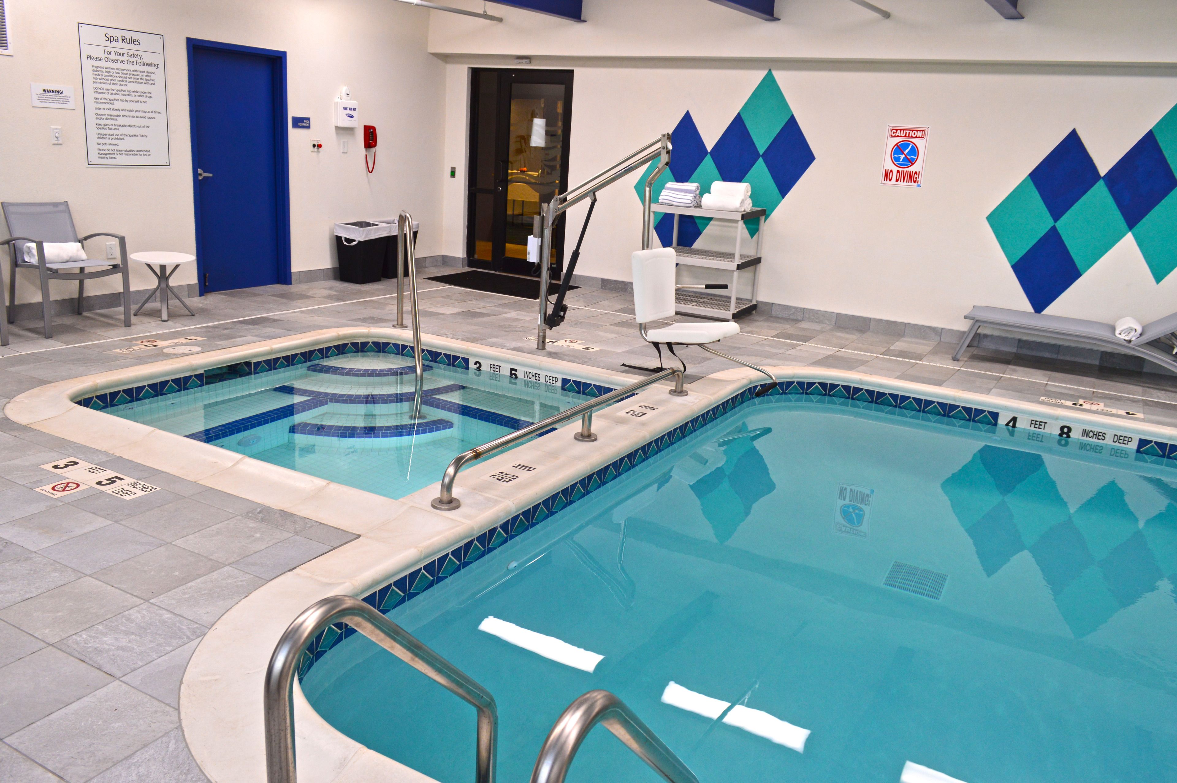 Piscine couverte, accès possible de 07 h 00 à 22 h 00, chaises longues 