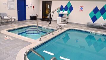 Piscine couverte, accÚs possible de 07 h 00 à 22 h 00, chaises longues