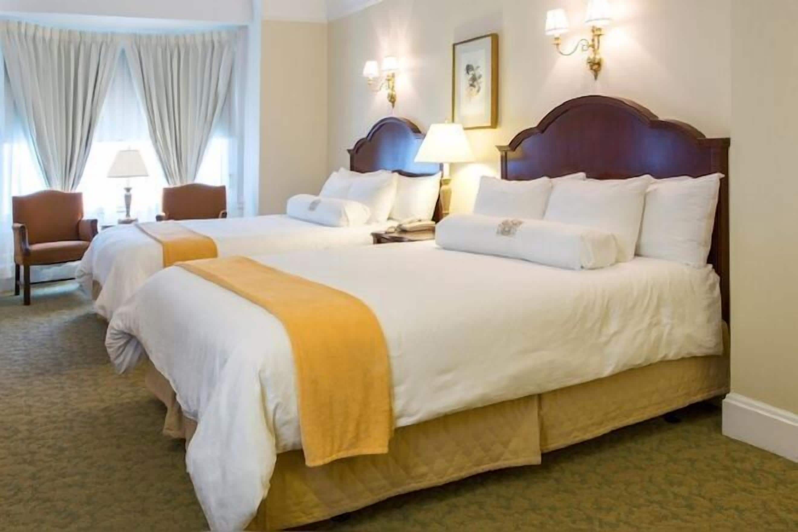 Caja de seguridad en la habitación y tabla de planchar con plancha 