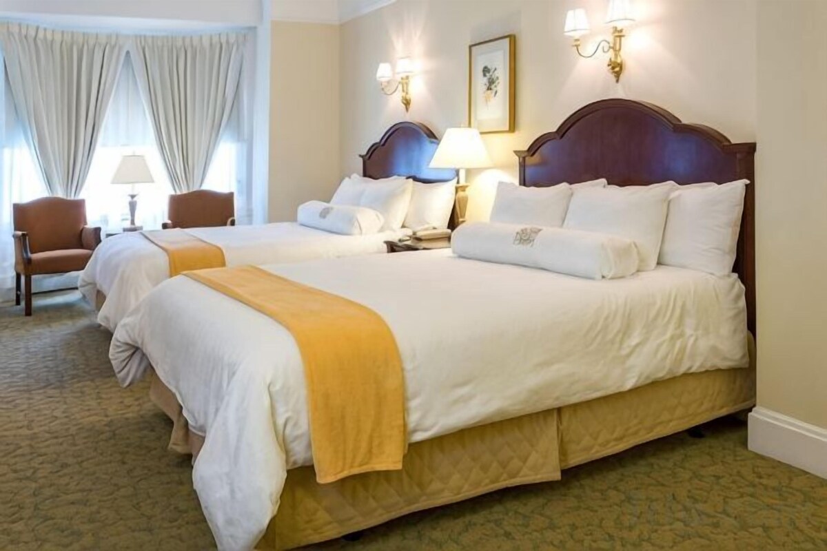 Minibar, in-room safe, iron/ironing board, WiFi (free)