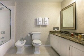 Bathroom - Beresford Arms Hotel (San Francisco)