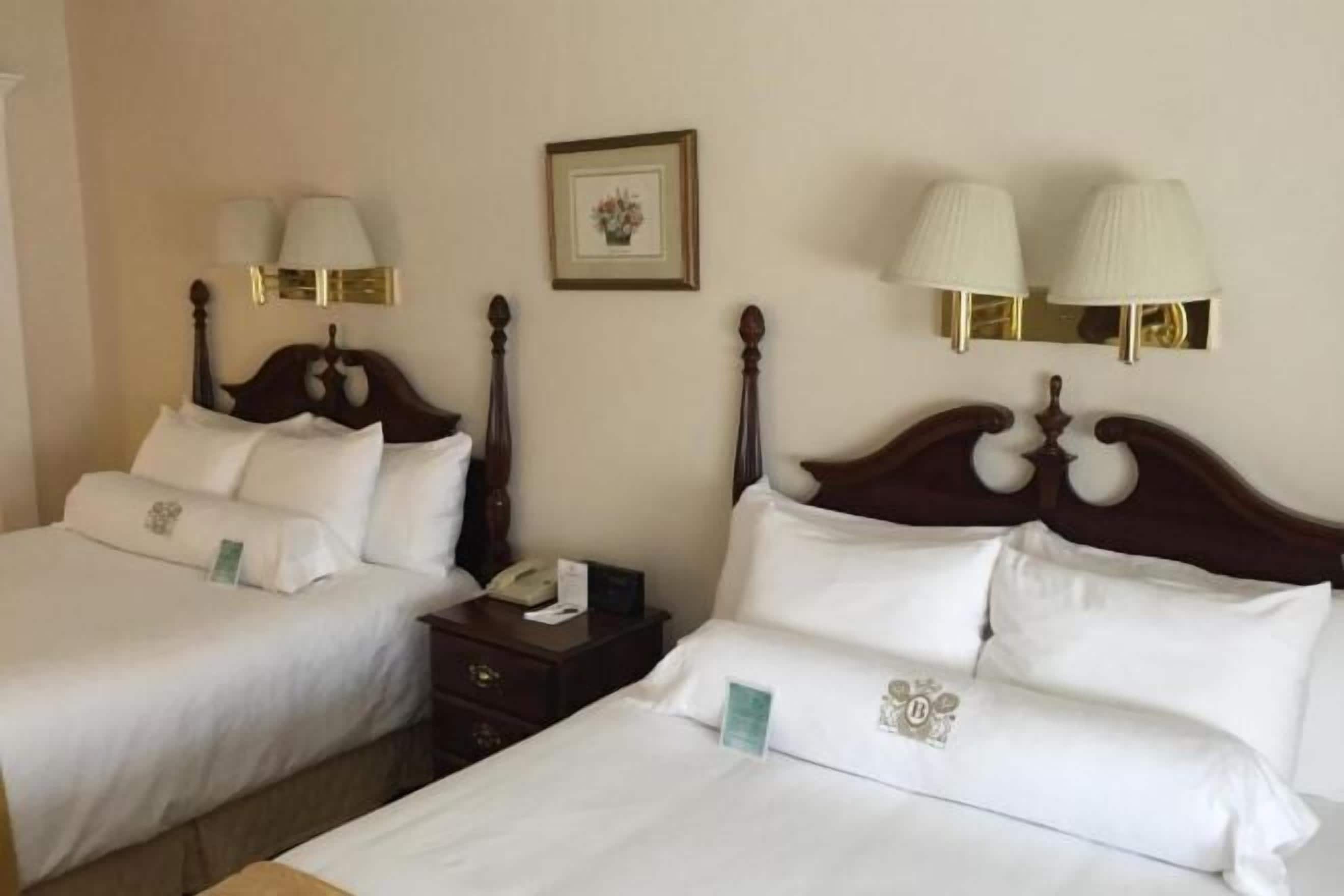 Caja de seguridad en la habitación y tabla de planchar con plancha 