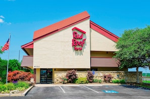 A Red Roof Inn with a red roof, beige walls, and a stone facade. - Red Roof Inn Chesapeake Conference Center (Chesapeake)