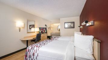 Rom – deluxe, 2 dobbeltsenger (Smoke Free) | Safe på rommet, skrivebord og skrivebord for bærbar PC