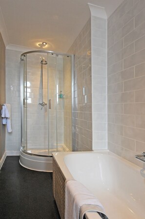 Hair dryer, towels - Royal Hotel Ross On Wye by Greene King Inns (Ross-on-Wye)