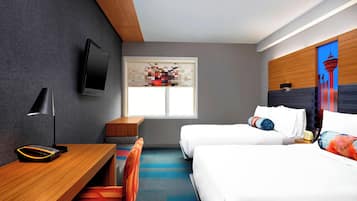 Une chambre d’hôtel moderne, équipée d’un lit, d’une table de chevet, d’une lampe et d’une fenêtre donnant sur un paysage agréable.