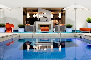 Una piscina cubierta