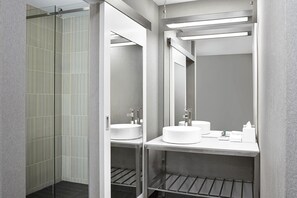 Regadera, amenidades de baño gratuitas, secadora de cabello, toallas 