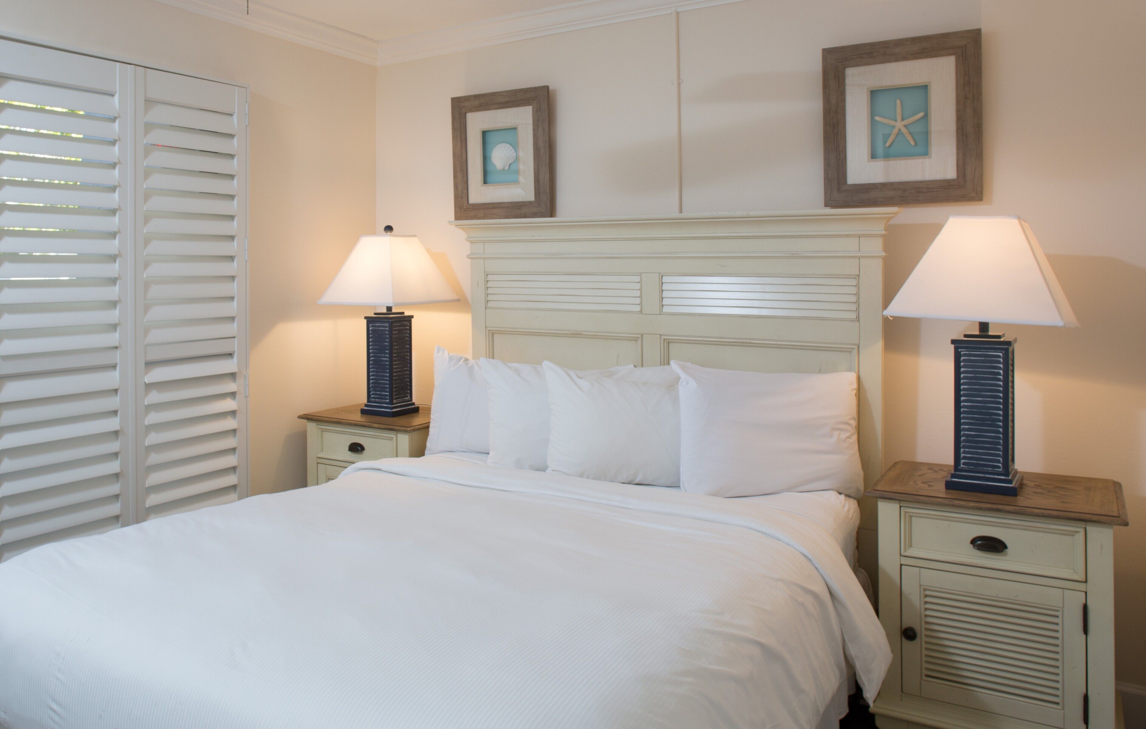 Peti besi dalam bilik, dihias secara berasingan 