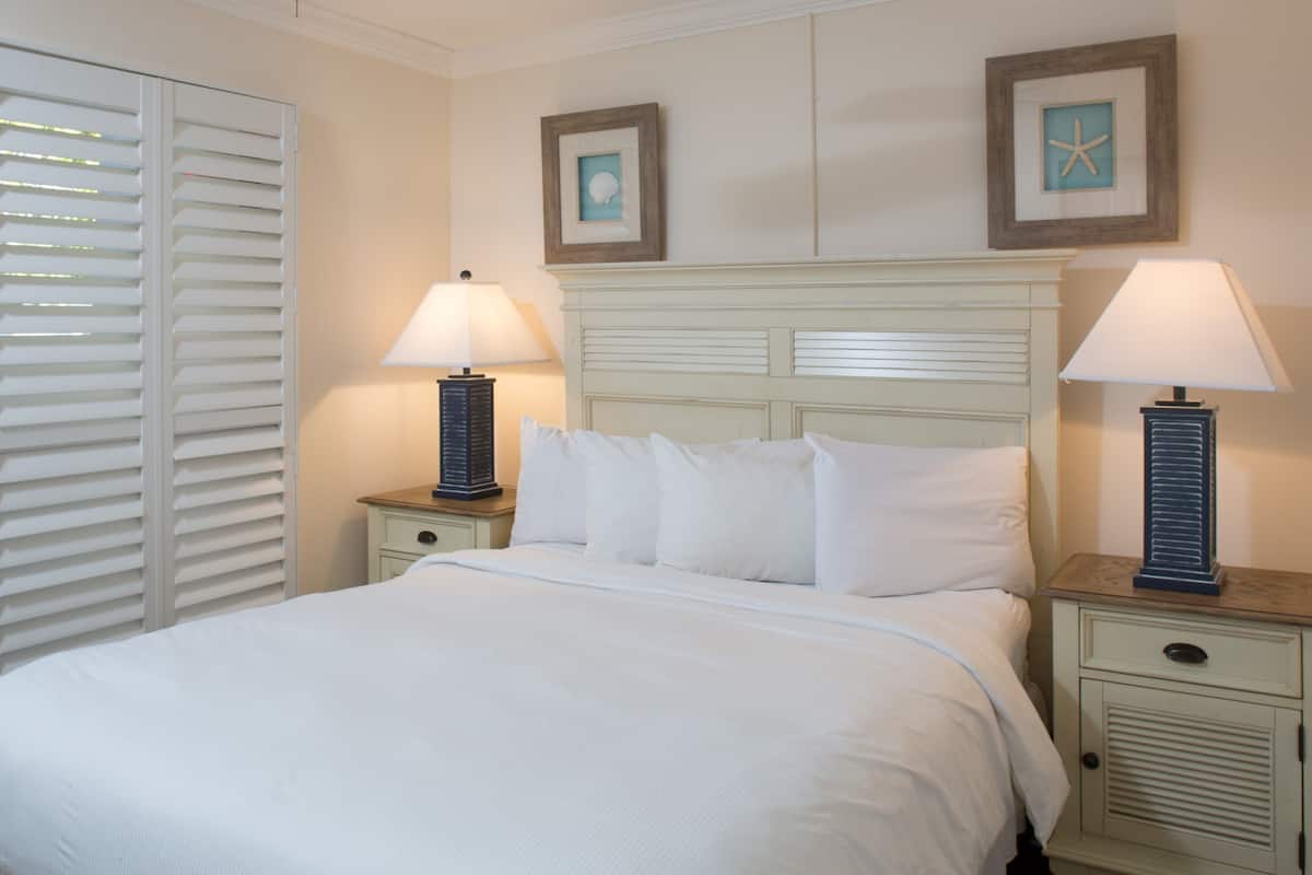 Peti besi dalam bilik, dihias secara berasingan