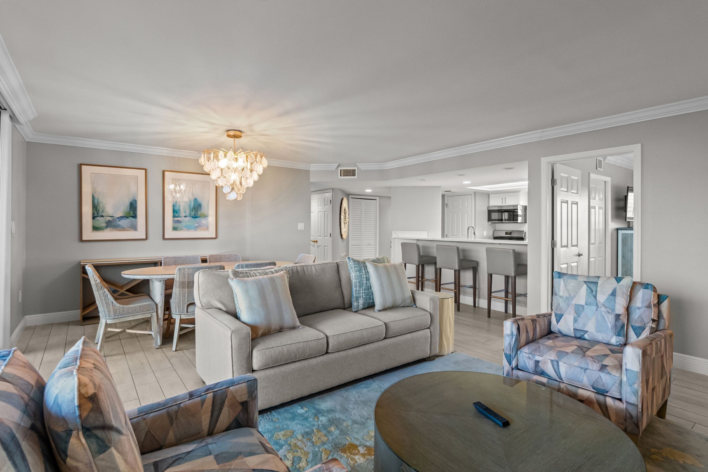 Leilighet – standard | Oppholdsområde | En 50-tommers TV med kabel-kanaler samt DVD-spiller