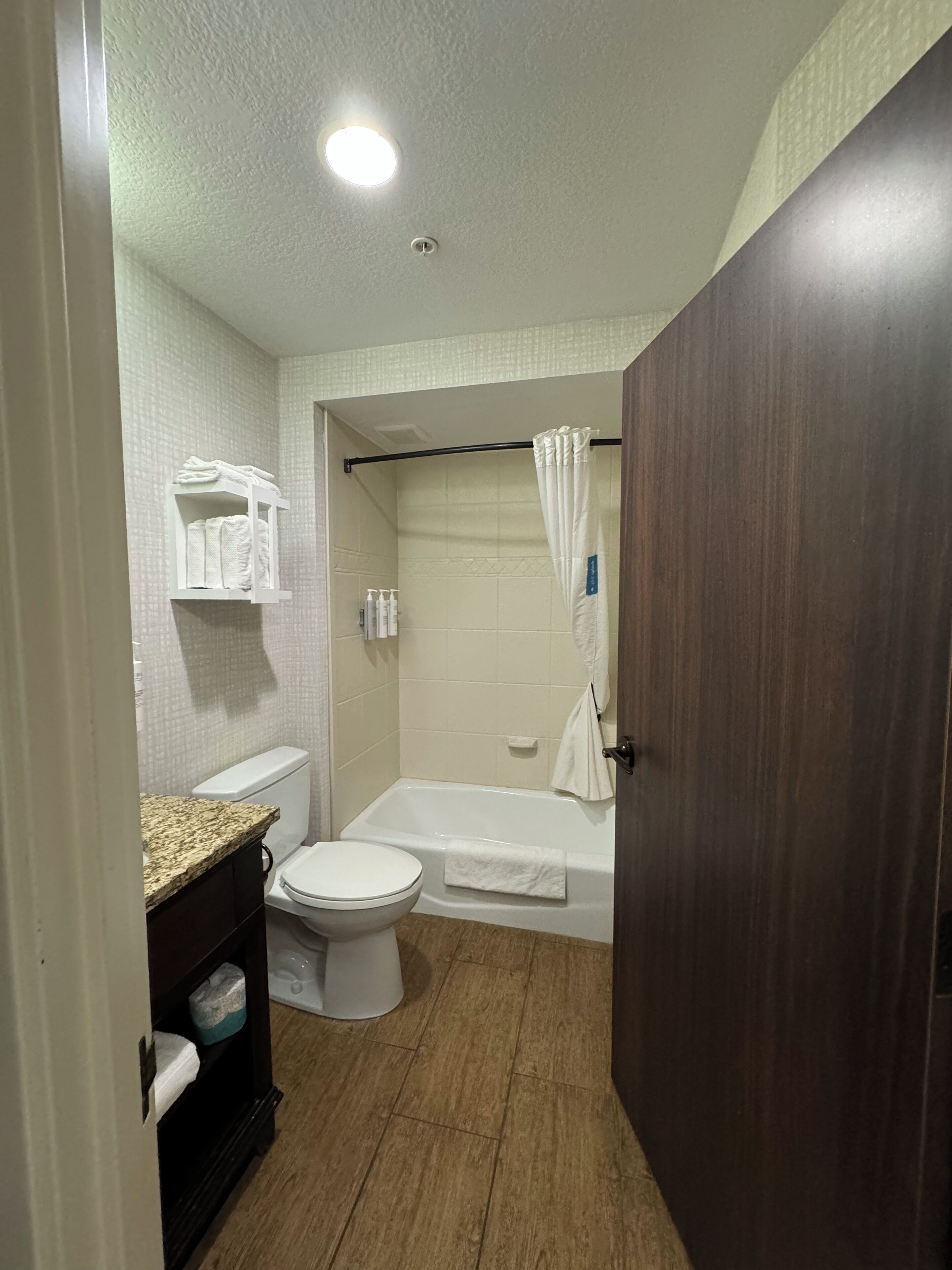 Un baño con inodoro, lavamanos y bañera.