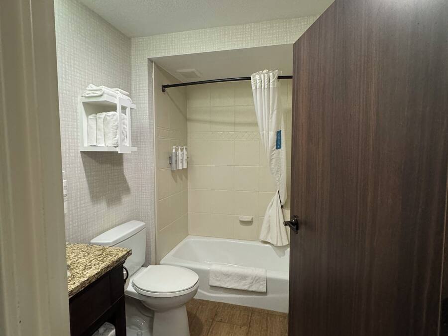 Une salle de bain avec des toilettes, un lavabo et une baignoire.