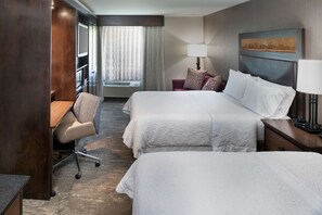 Kamar, 2 Tempat Tidur Queen, Bebas Asap Rokok | Brankas, tirai kedap cahaya, dan setrika/meja setrika