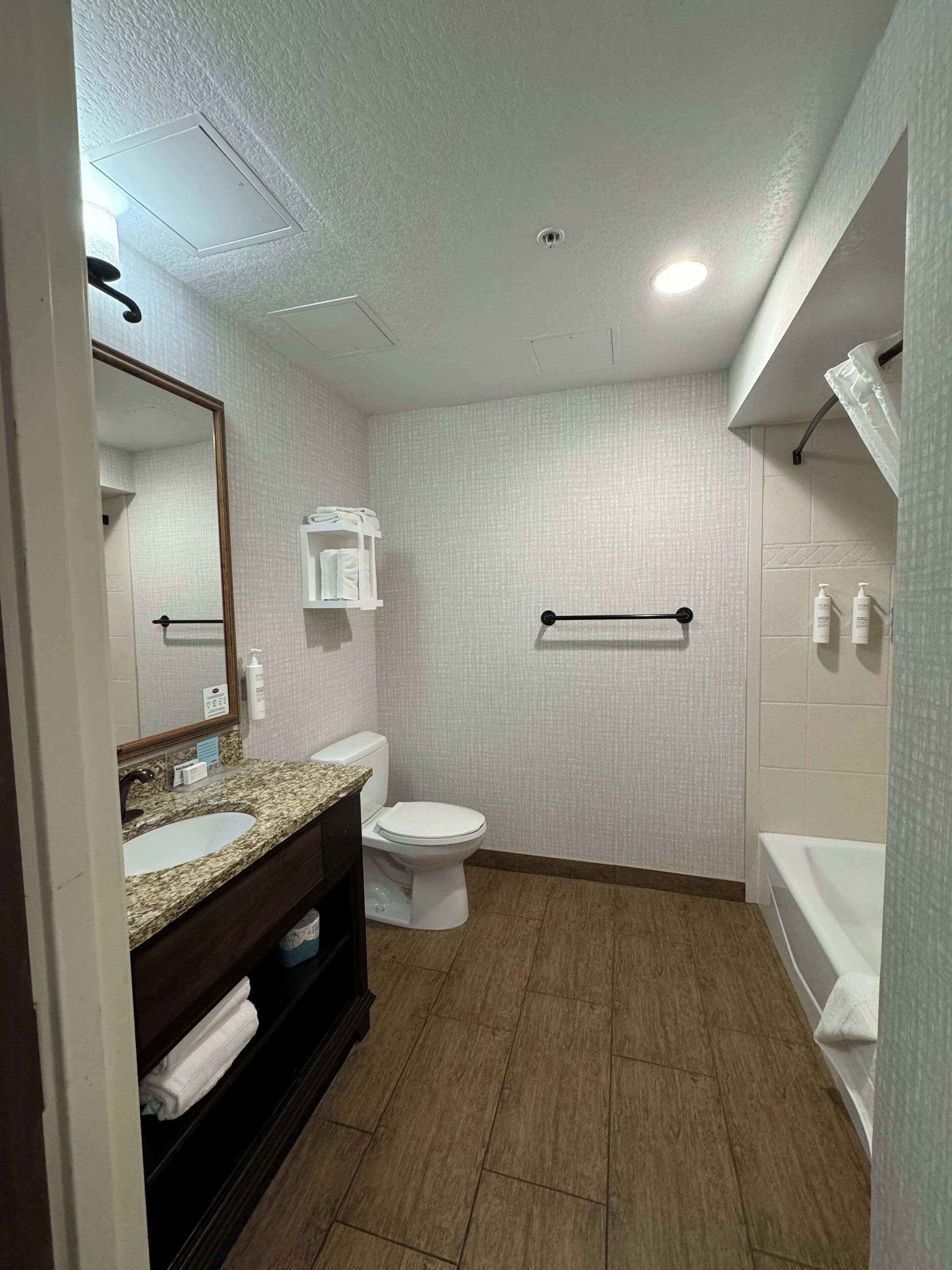 Un baño con lavamanos, inodoro y bañera.