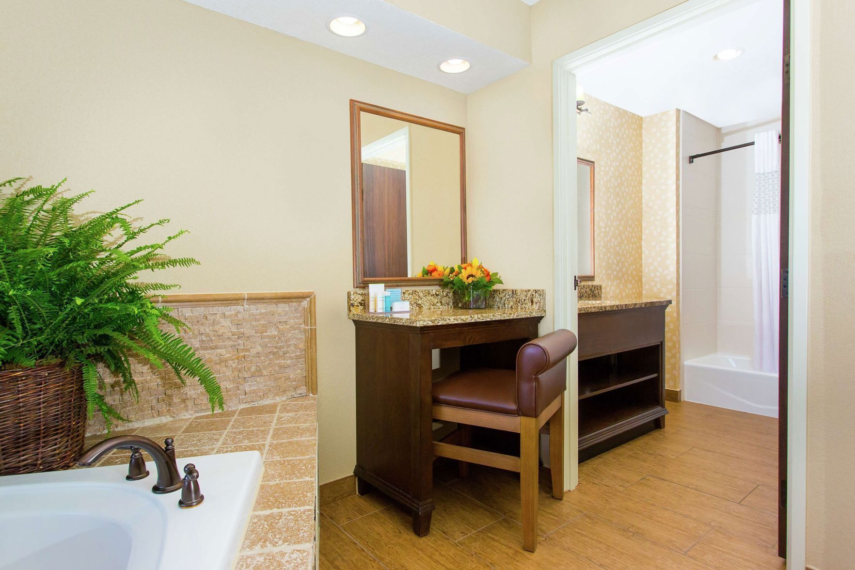Bathroom | Combined shower/tub, free toiletries, hair dryer, towels