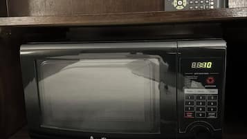 Een magnetron met een digitaal display, bedieningspaneel en het merknaam 'Aventi'.