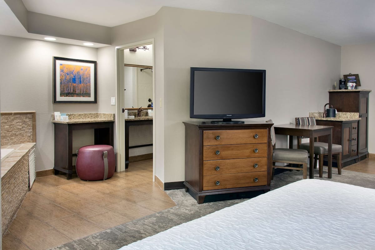 Studio, 1 King Bed, Accessible, Bathtub