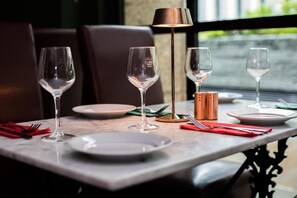 2 restauranter: frokost, lunsj og middag serveres