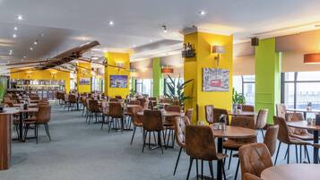 بوفيه فطور يوميًا بتكلفة قدرها (15 GBP للشخص)