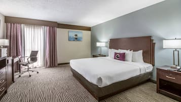 Skrivebord, strykejern/-brett og barnesenger (inkludert)