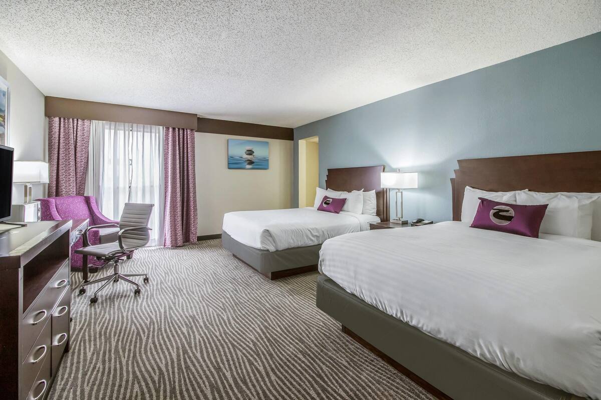 Suite, 2 Queen Beds, Non Smoking | Skrivebord, strykejern/-brett og barnesenger (inkludert)