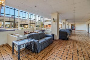 Lobby - Clarion Hotel Jackson Northwest (Jackson)