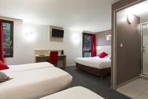Habitación cuádruple | Ropa de cama de alta calidad, escritorio y cortinas blackout 