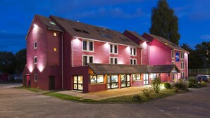 Front of property - evening/night - Hotel Eden (Woippy)