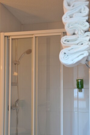 Shower, rainfall showerhead, eco-friendly toiletries, hair dryer - Hotel Eden (Woippy)