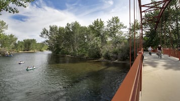 Une rivière avec des bateaux et un pont piétonnier.