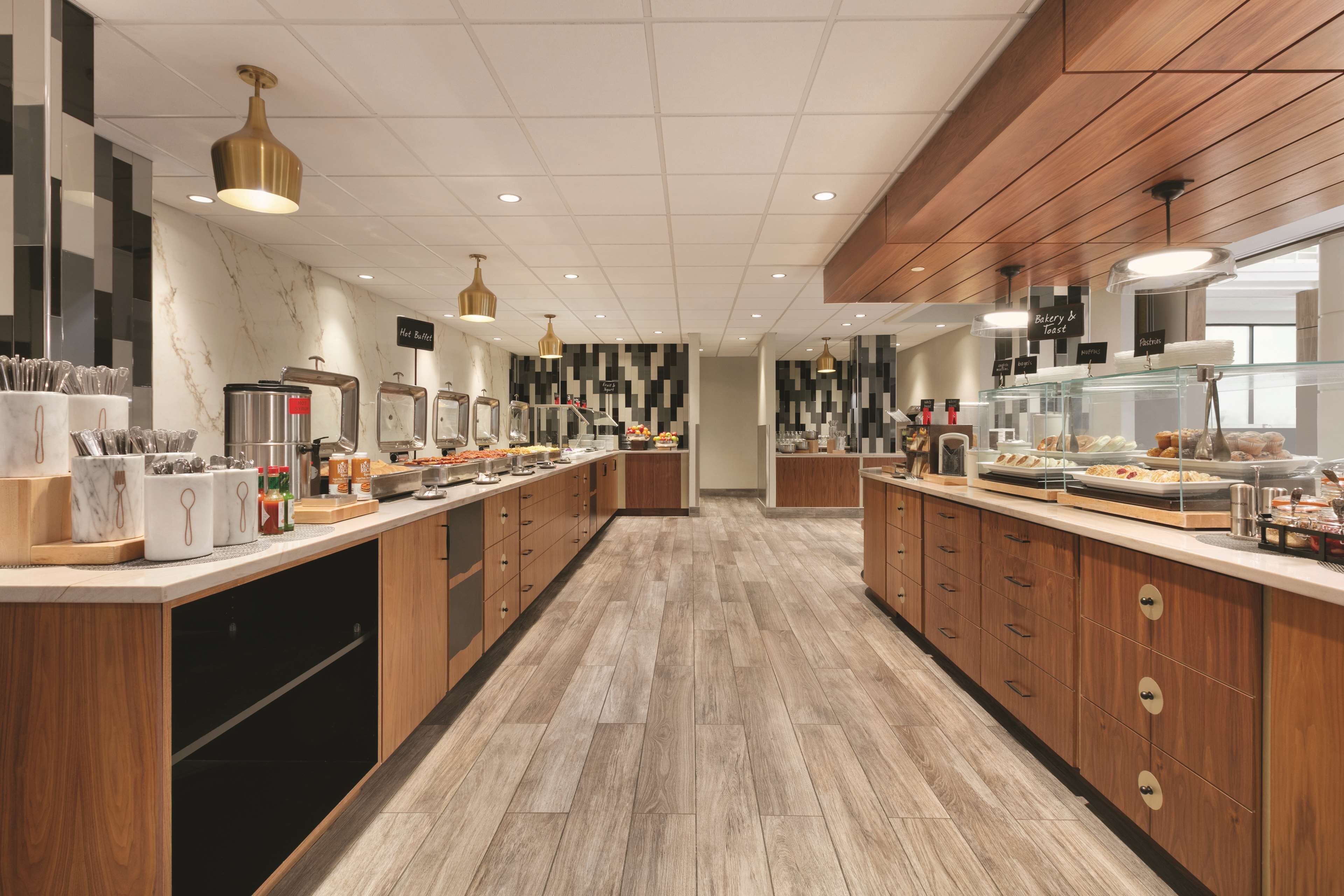 2 restaurants, breakfast, dinner served; international cuisine