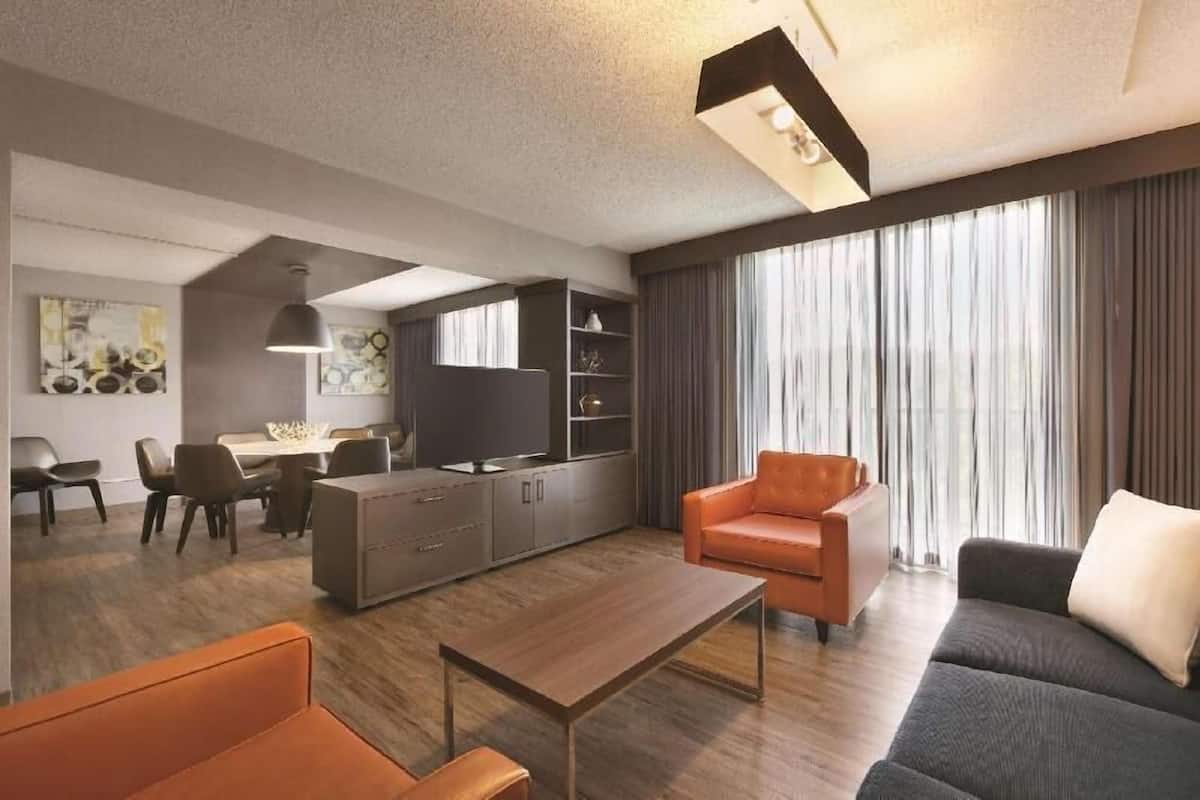 En 49-tommers LCD-TV med kabel-kanaler samt TV og iPod-dokkingstasjon