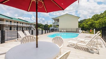 Outdoor pool, open 10 AM to 10 PM, pool loungers