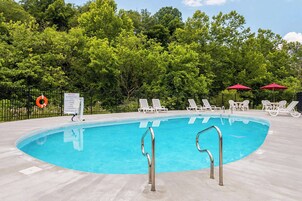 Outdoor pool, open 10 AM to 10 PM, sun loungers