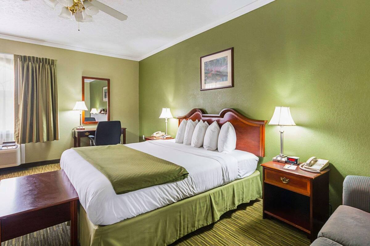 Iron/ironing board, free WiFi, bed sheets