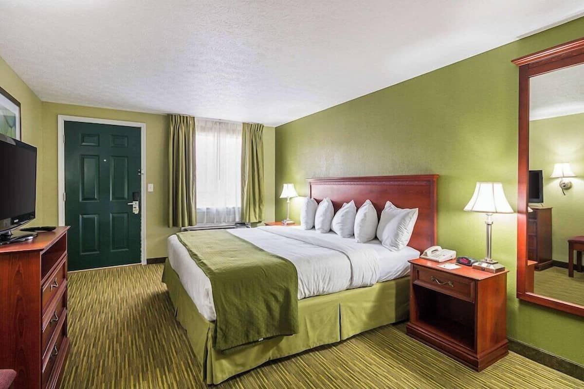 Iron/ironing board, free WiFi, bed sheets