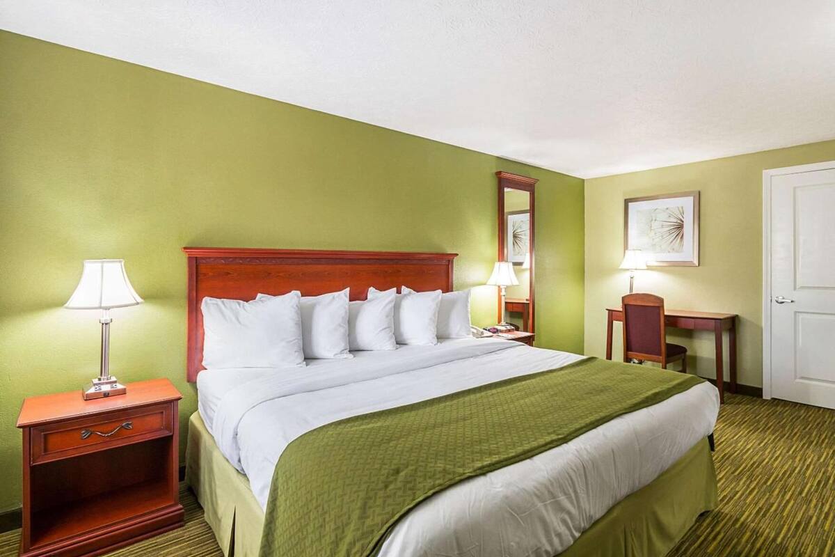 Iron/ironing board, free WiFi, bed sheets