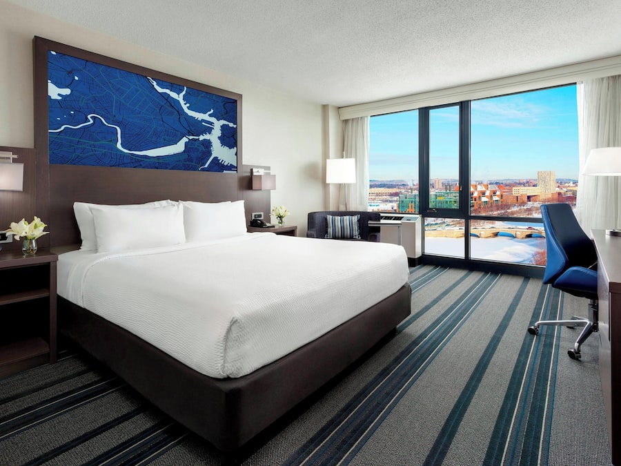 Schreibtisch, Bügeleisen/Bügelbrett, kostenlose Babybetten