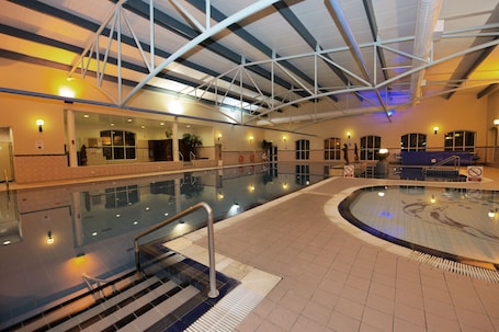 Una piscina techada. Treacy's West County Conference & Leisure Centre