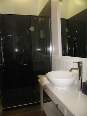 Studio Habourside - Prepaid | Bathroom | Eco-friendly toiletries, hair dryer, towels