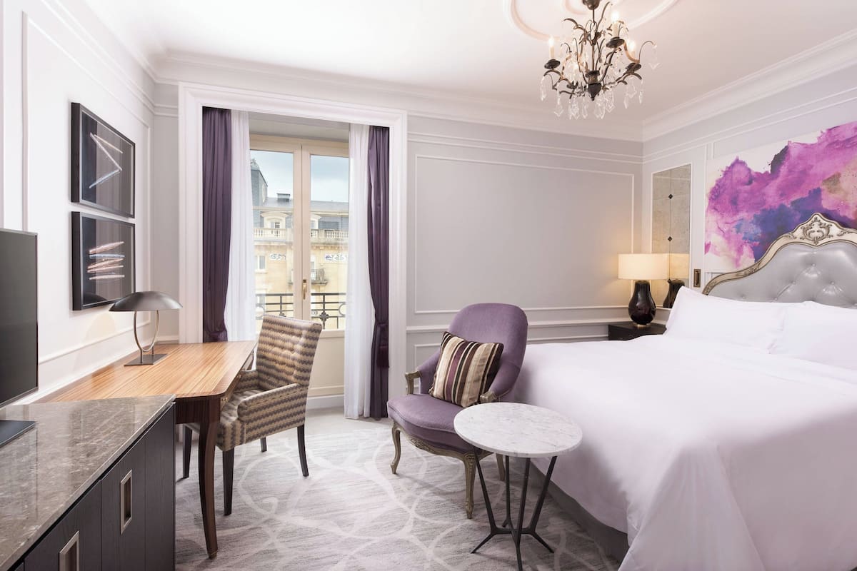 Chambre Deluxe, 1 trÚs grand lit, non-fumeurs, vue jardin | Literie de qualité supérieure, couette en duvet d'oie, surmatelas