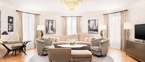 Suite, 1 Schlafzimmer, Flussblick (Bette Davis Suite) | Hochwertige Bettwaren, Daunenbettdecken, Pillowtop-Betten, Minibar