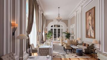 供应午餐和晚餐